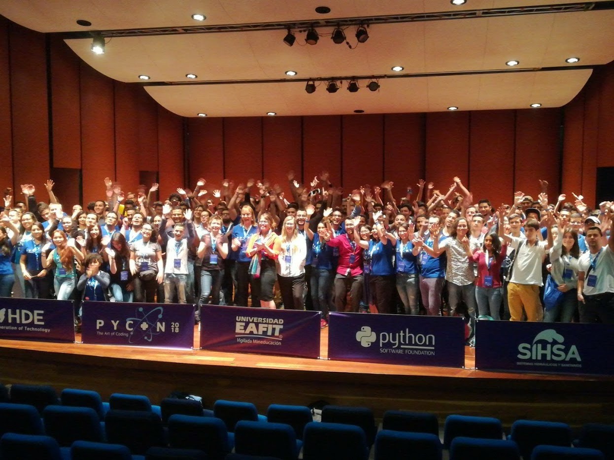 Foto de grupo de asistentes, conferencistas y organizadores de PyCon Colombia 2018.